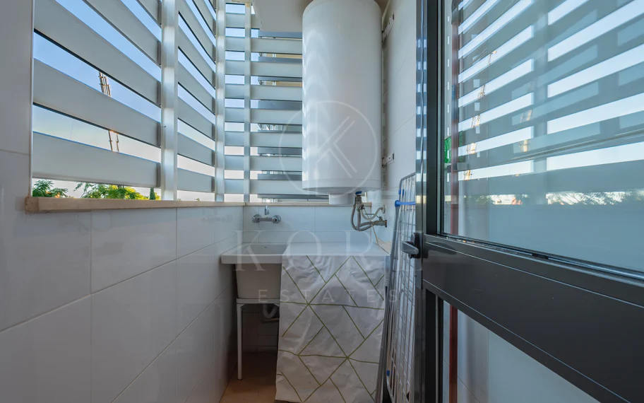 Apartamento de dos dormitorios con vistas panorámicas al golf y al mar en la urbanización cerrada Los Flamingos, Benahavís. Terraza de 37 m², 2 plazas de aparcamiento, 2 trasteros — y un historial probado de alquiler con más de 40.000 € brutos al año.