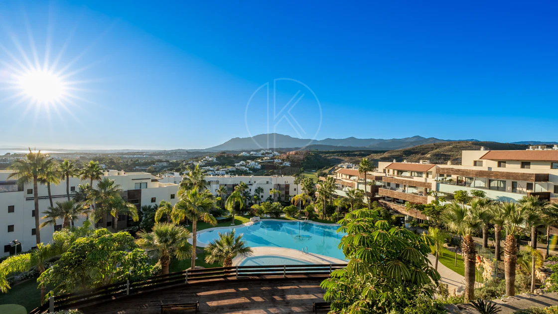 Apartamento de dos dormitorios con vistas panorámicas al golf y al mar en la urbanización cerrada Los Flamingos, Benahavís. Terraza de 37 m², 2 plazas de aparcamiento, 2 trasteros — y un historial probado de alquiler con más de 40.000 € brutos al año.
