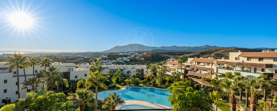 Apartamento de dos dormitorios con vistas panorámicas al golf y al mar en la urbanización cerrada Los Flamingos, Benahavís. Terraza de 37 m², 2 plazas de aparcamiento, 2 trasteros — y un historial probado de alquiler con más de 40.000 € brutos al año.