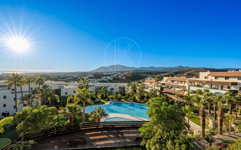 Apartamento de dos dormitorios con vistas panorámicas al golf y al mar en la urbanización cerrada Los Flamingos, Benahavís. Terraza de 37 m², 2 plazas de aparcamiento, 2 trasteros — y un historial probado de alquiler con más de 40.000 € brutos al año.