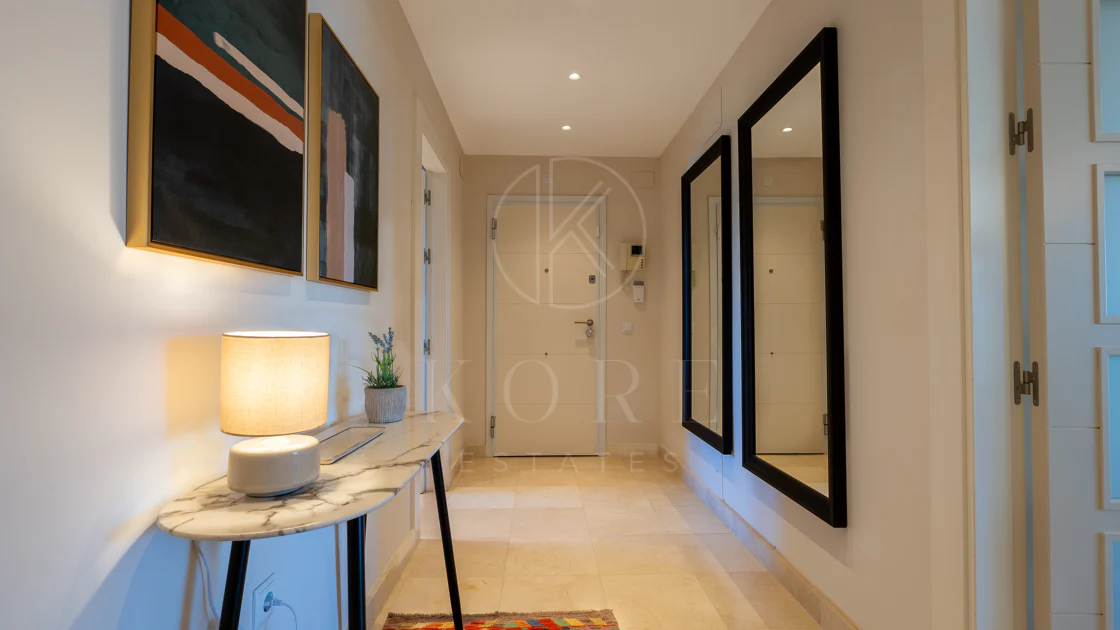 Apartamento de dos dormitorios con vistas panorámicas al golf y al mar en la urbanización cerrada Los Flamingos, Benahavís. Terraza de 37 m², 2 plazas de aparcamiento, 2 trasteros — y un historial probado de alquiler con más de 40.000 € brutos al año.