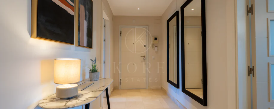 Apartamento de dos dormitorios con vistas panorámicas al golf y al mar en la urbanización cerrada Los Flamingos, Benahavís. Terraza de 37 m², 2 plazas de aparcamiento, 2 trasteros — y un historial probado de alquiler con más de 40.000 € brutos al año.