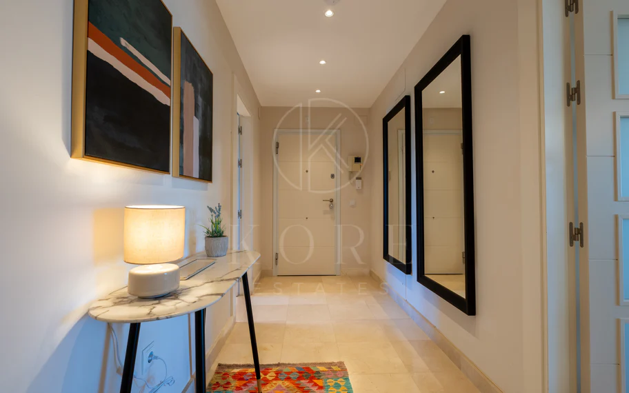 Apartamento de dos dormitorios con vistas panorámicas al golf y al mar en la urbanización cerrada Los Flamingos, Benahavís. Terraza de 37 m², 2 plazas de aparcamiento, 2 trasteros — y un historial probado de alquiler con más de 40.000 € brutos al año.