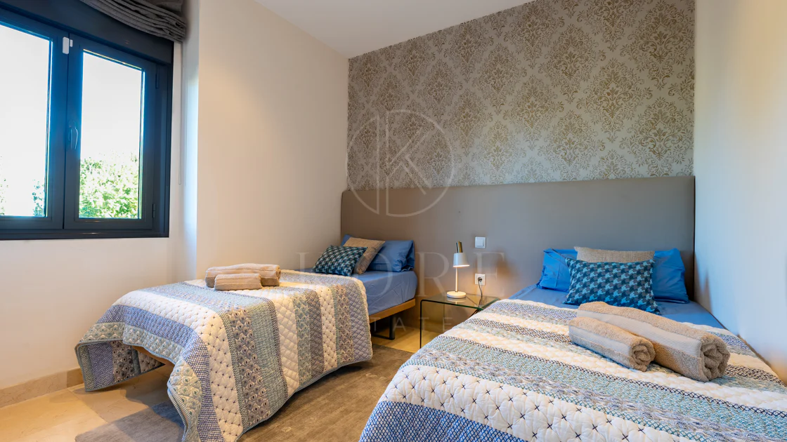 Apartamento de dos dormitorios con vistas panorámicas al golf y al mar en la urbanización cerrada Los Flamingos, Benahavís. Terraza de 37 m², 2 plazas de aparcamiento, 2 trasteros — y un historial probado de alquiler con más de 40.000 € brutos al año.