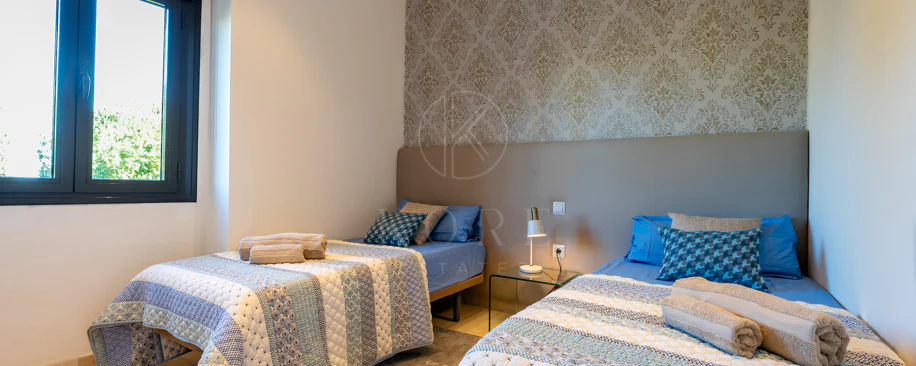 Apartamento de dos dormitorios con vistas panorámicas al golf y al mar en la urbanización cerrada Los Flamingos, Benahavís. Terraza de 37 m², 2 plazas de aparcamiento, 2 trasteros — y un historial probado de alquiler con más de 40.000 € brutos al año.
