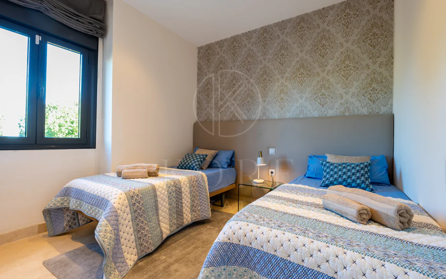 Apartamento de dos dormitorios con vistas panorámicas al golf y al mar en la urbanización cerrada Los Flamingos, Benahavís. Terraza de 37 m², 2 plazas de aparcamiento, 2 trasteros — y un historial probado de alquiler con más de 40.000 € brutos al año.