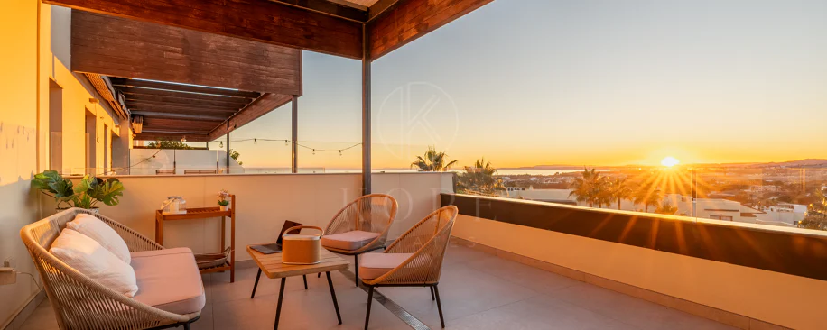 Apartamento de dos dormitorios con vistas panorámicas al golf y al mar en la urbanización cerrada Los Flamingos, Benahavís. Terraza de 37 m², 2 plazas de aparcamiento, 2 trasteros — y un historial probado de alquiler con más de 40.000 € brutos al año.