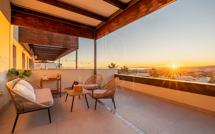 Apartamento de dos dormitorios con vistas panorámicas al golf y al mar en la urbanización cerrada Los Flamingos, Benahavís. Terraza de 37 m², 2 plazas de aparcamiento, 2 trasteros — y un historial probado de alquiler con más de 40.000 € brutos al año.
