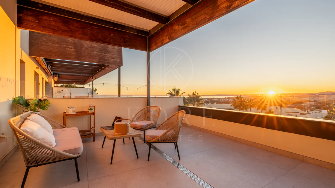Apartamento de dos dormitorios con vistas panorámicas al golf y al mar en la urbanización cerrada Los Flamingos, Benahavís. Terraza de 37 m², 2 plazas de aparcamiento, 2 trasteros — y un historial probado de alquiler con más de 40.000 € brutos al año.