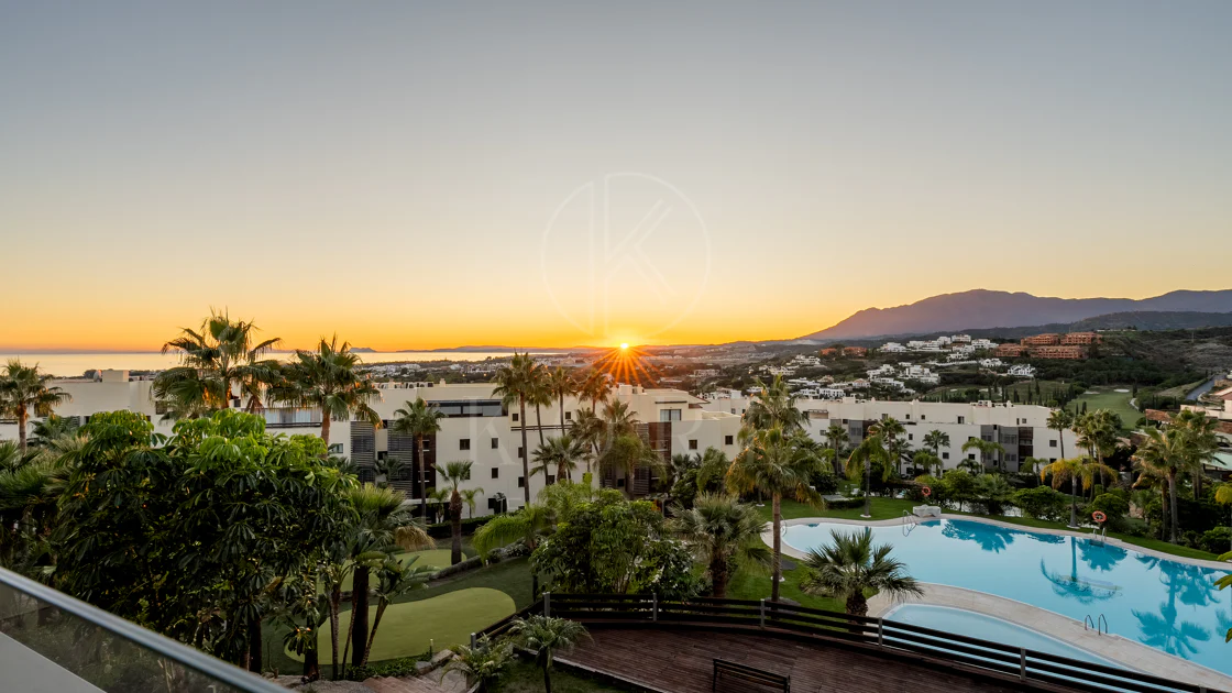 Apartamento de dos dormitorios con vistas panorámicas al golf y al mar en la urbanización cerrada Los Flamingos, Benahavís. Terraza de 37 m², 2 plazas de aparcamiento, 2 trasteros — y un historial probado de alquiler con más de 40.000 € brutos al año.