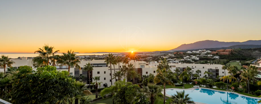 Apartamento de dos dormitorios con vistas panorámicas al golf y al mar en la urbanización cerrada Los Flamingos, Benahavís. Terraza de 37 m², 2 plazas de aparcamiento, 2 trasteros — y un historial probado de alquiler con más de 40.000 € brutos al año.