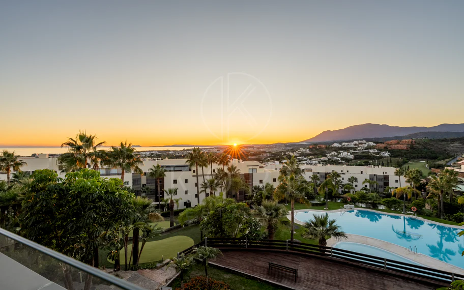 Apartamento de dos dormitorios con vistas panorámicas al golf y al mar en la urbanización cerrada Los Flamingos, Benahavís. Terraza de 37 m², 2 plazas de aparcamiento, 2 trasteros — y un historial probado de alquiler con más de 40.000 € brutos al año.