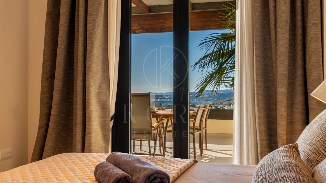 Apartamento de dos dormitorios con vistas panorámicas al golf y al mar en la urbanización cerrada Los Flamingos, Benahavís. Terraza de 37 m², 2 plazas de aparcamiento, 2 trasteros — y un historial probado de alquiler con más de 40.000 € brutos al año.