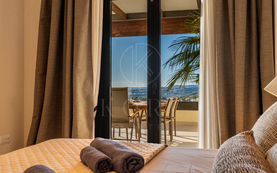 Apartamento de dos dormitorios con vistas panorámicas al golf y al mar en la urbanización cerrada Los Flamingos, Benahavís. Terraza de 37 m², 2 plazas de aparcamiento, 2 trasteros — y un historial probado de alquiler con más de 40.000 € brutos al año.