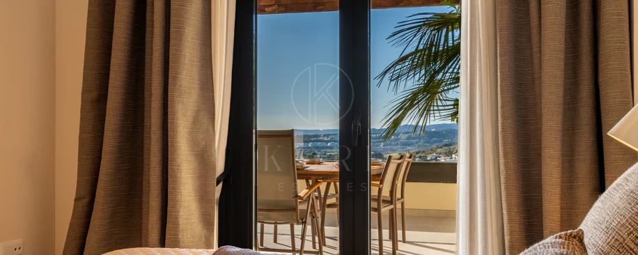 Apartamento de dos dormitorios con vistas panorámicas al golf y al mar en la urbanización cerrada Los Flamingos, Benahavís. Terraza de 37 m², 2 plazas de aparcamiento, 2 trasteros — y un historial probado de alquiler con más de 40.000 € brutos al año.