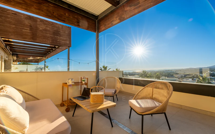 Apartamento de dos dormitorios con vistas panorámicas al golf y al mar en la urbanización cerrada Los Flamingos, Benahavís. Terraza de 37 m², 2 plazas de aparcamiento, 2 trasteros — y un historial probado de alquiler con más de 40.000 € brutos al año.