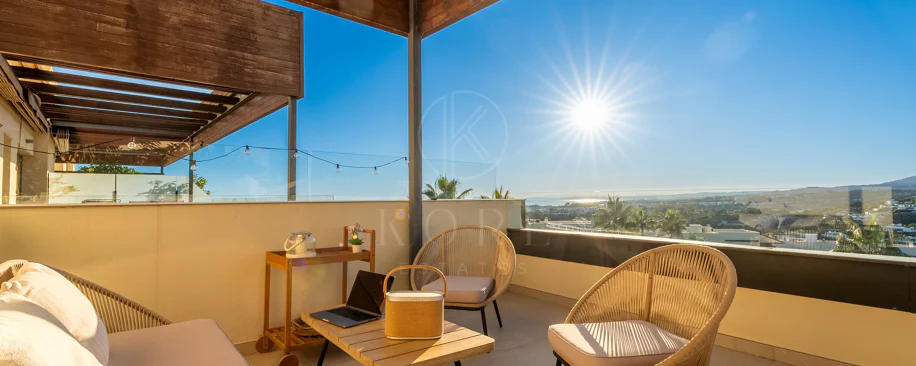 Apartamento de dos dormitorios con vistas panorámicas al golf y al mar en la urbanización cerrada Los Flamingos, Benahavís. Terraza de 37 m², 2 plazas de aparcamiento, 2 trasteros — y un historial probado de alquiler con más de 40.000 € brutos al año.