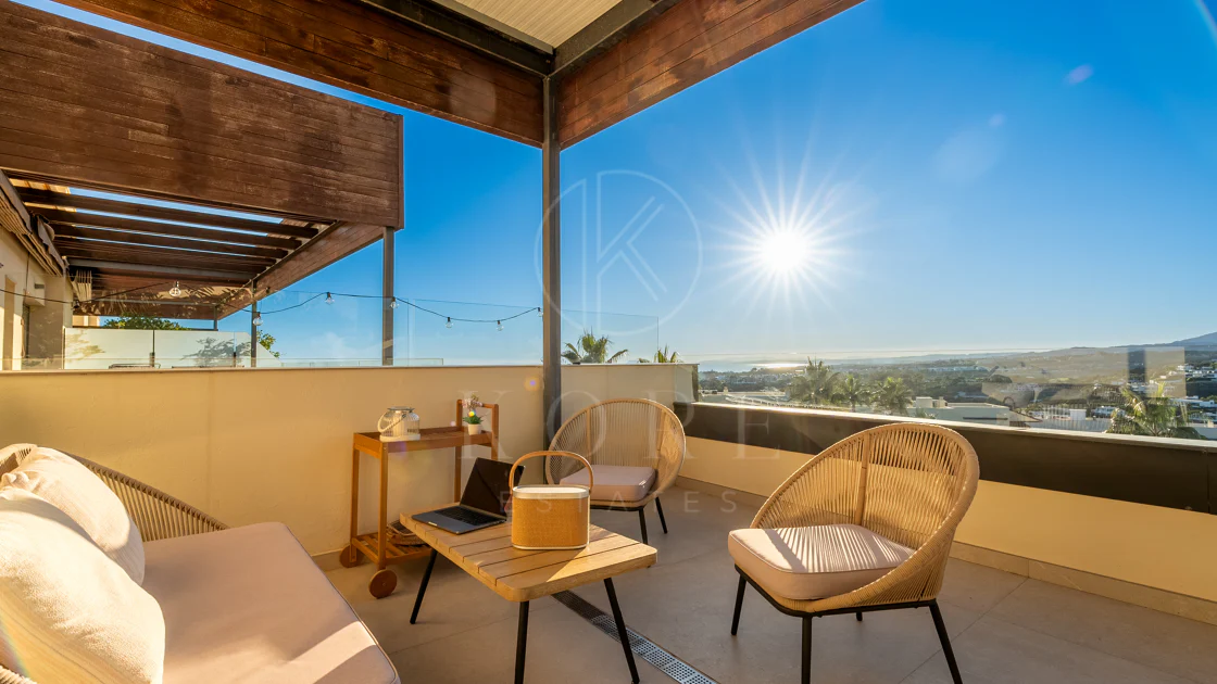 Apartamento de dos dormitorios con vistas panorámicas al golf y al mar en la urbanización cerrada Los Flamingos, Benahavís. Terraza de 37 m², 2 plazas de aparcamiento, 2 trasteros — y un historial probado de alquiler con más de 40.000 € brutos al año.