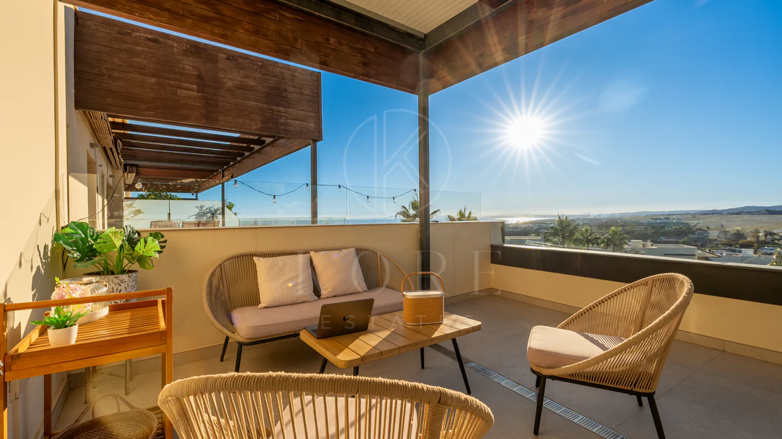 Apartamento de dos dormitorios con vistas panorámicas al golf y al mar en la urbanización cerrada Los Flamingos, Benahavís. Terraza de 37 m², 2 plazas de aparcamiento, 2 trasteros — y un historial probado de alquiler con más de 40.000 € brutos al año.