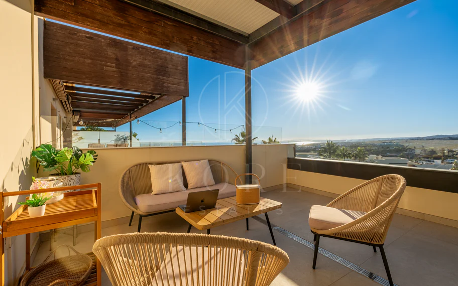 Apartamento de dos dormitorios con vistas panorámicas al golf y al mar en la urbanización cerrada Los Flamingos, Benahavís. Terraza de 37 m², 2 plazas de aparcamiento, 2 trasteros — y un historial probado de alquiler con más de 40.000 € brutos al año.