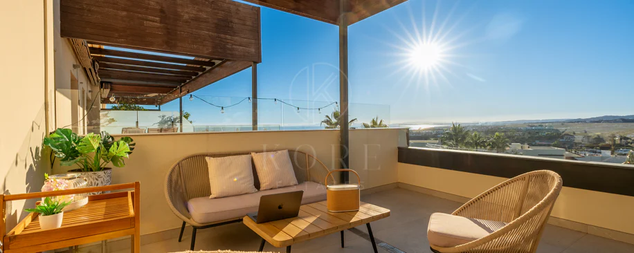 Apartamento de dos dormitorios con vistas panorámicas al golf y al mar en la urbanización cerrada Los Flamingos, Benahavís. Terraza de 37 m², 2 plazas de aparcamiento, 2 trasteros — y un historial probado de alquiler con más de 40.000 € brutos al año.