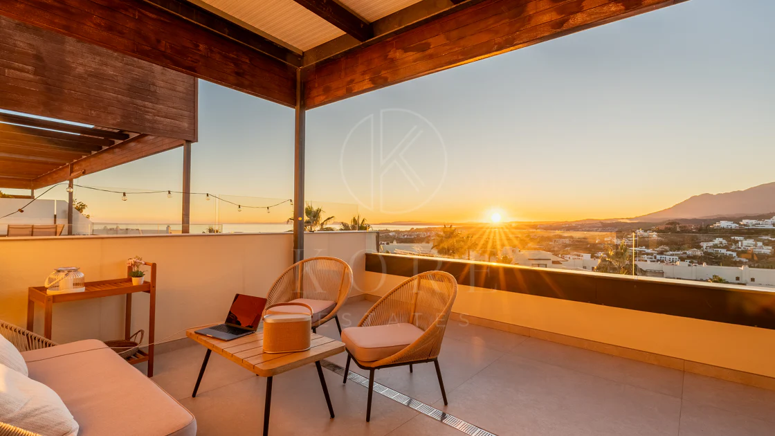 Apartamento de dos dormitorios con vistas panorámicas al golf y al mar en la urbanización cerrada Los Flamingos, Benahavís. Terraza de 37 m², 2 plazas de aparcamiento, 2 trasteros — y un historial probado de alquiler con más de 40.000 € brutos al año.