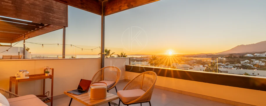 Apartamento de dos dormitorios con vistas panorámicas al golf y al mar en la urbanización cerrada Los Flamingos, Benahavís. Terraza de 37 m², 2 plazas de aparcamiento, 2 trasteros — y un historial probado de alquiler con más de 40.000 € brutos al año.