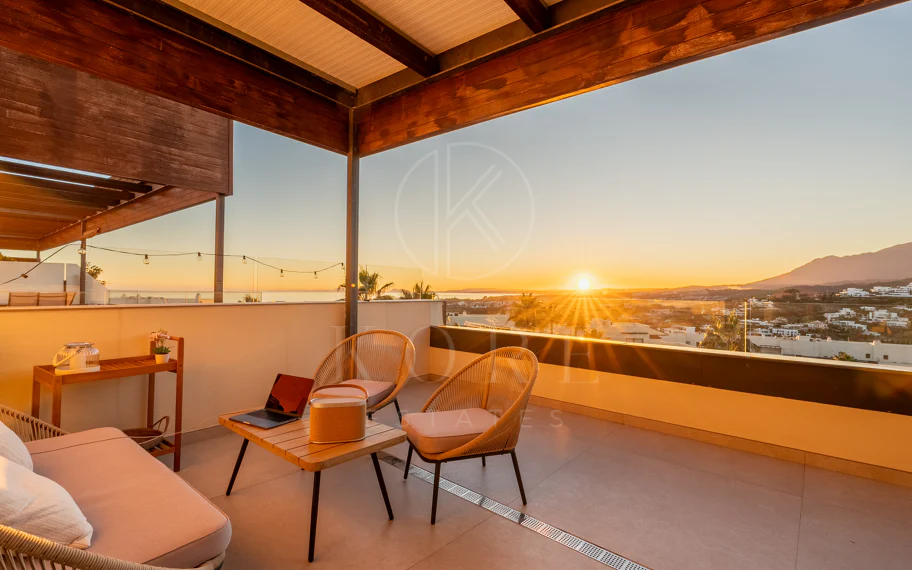 Apartamento de dos dormitorios con vistas panorámicas al golf y al mar en la urbanización cerrada Los Flamingos, Benahavís. Terraza de 37 m², 2 plazas de aparcamiento, 2 trasteros — y un historial probado de alquiler con más de 40.000 € brutos al año.