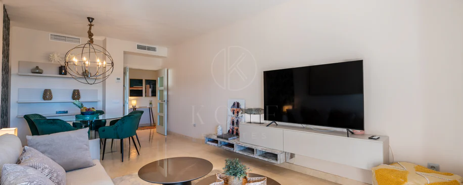 Apartamento de dos dormitorios con vistas panorámicas al golf y al mar en la urbanización cerrada Los Flamingos, Benahavís. Terraza de 37 m², 2 plazas de aparcamiento, 2 trasteros — y un historial probado de alquiler con más de 40.000 € brutos al año.