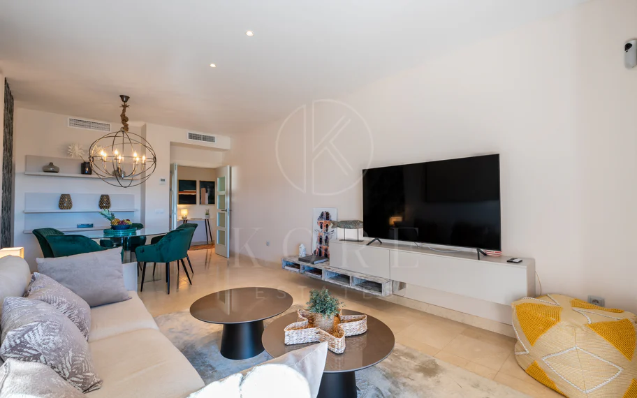 Apartamento de dos dormitorios con vistas panorámicas al golf y al mar en la urbanización cerrada Los Flamingos, Benahavís. Terraza de 37 m², 2 plazas de aparcamiento, 2 trasteros — y un historial probado de alquiler con más de 40.000 € brutos al año.