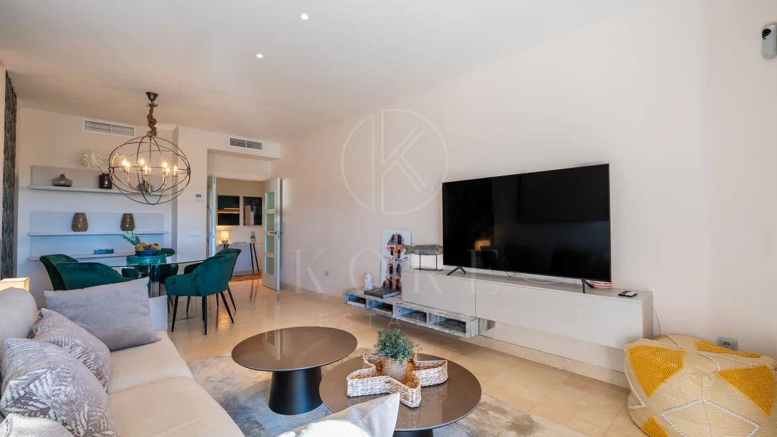 Apartamento de dos dormitorios con vistas panorámicas al golf y al mar en la urbanización cerrada Los Flamingos, Benahavís. Terraza de 37 m², 2 plazas de aparcamiento, 2 trasteros — y un historial probado de alquiler con más de 40.000 € brutos al año.