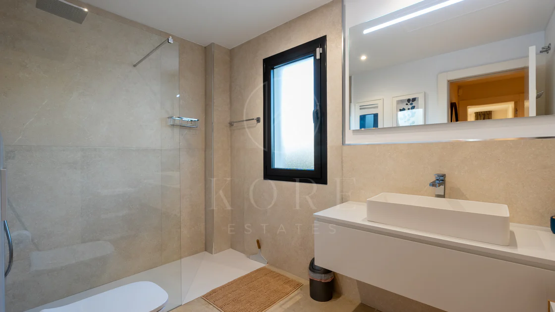 Apartamento de dos dormitorios con vistas panorámicas al golf y al mar en la urbanización cerrada Los Flamingos, Benahavís. Terraza de 37 m², 2 plazas de aparcamiento, 2 trasteros — y un historial probado de alquiler con más de 40.000 € brutos al año.