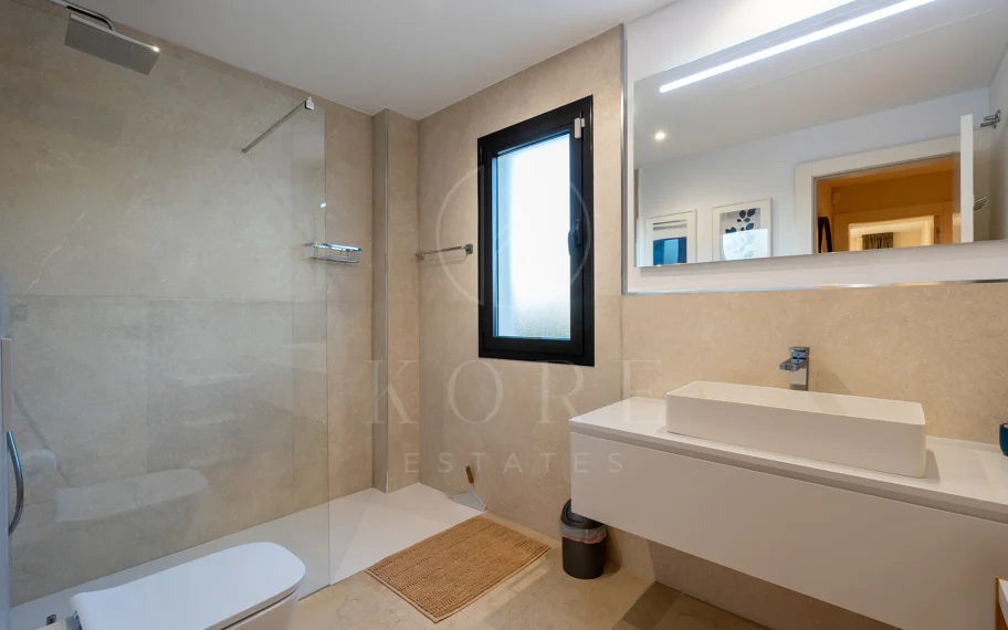 Apartamento de dos dormitorios con vistas panorámicas al golf y al mar en la urbanización cerrada Los Flamingos, Benahavís. Terraza de 37 m², 2 plazas de aparcamiento, 2 trasteros — y un historial probado de alquiler con más de 40.000 € brutos al año.