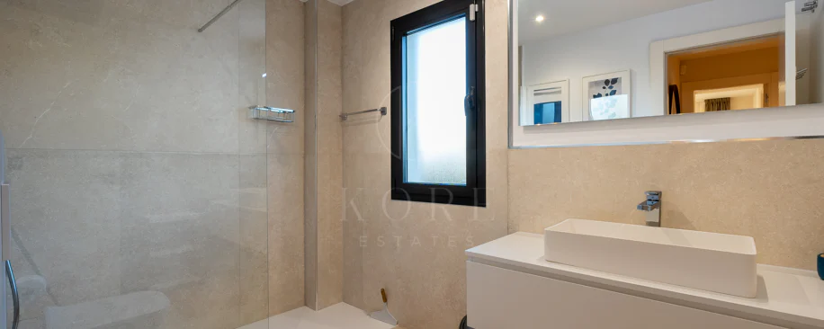 Apartamento de dos dormitorios con vistas panorámicas al golf y al mar en la urbanización cerrada Los Flamingos, Benahavís. Terraza de 37 m², 2 plazas de aparcamiento, 2 trasteros — y un historial probado de alquiler con más de 40.000 € brutos al año.