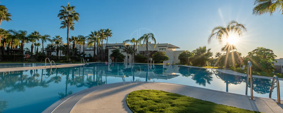 Apartamento de dos dormitorios con vistas panorámicas al golf y al mar en la urbanización cerrada Los Flamingos, Benahavís. Terraza de 37 m², 2 plazas de aparcamiento, 2 trasteros — y un historial probado de alquiler con más de 40.000 € brutos al año.