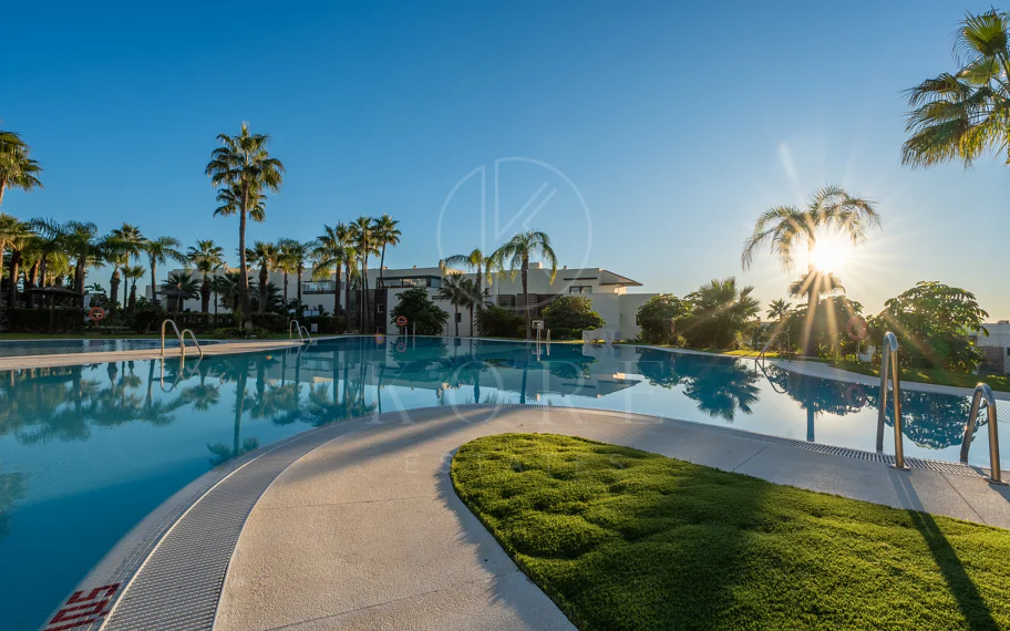 Apartamento de dos dormitorios con vistas panorámicas al golf y al mar en la urbanización cerrada Los Flamingos, Benahavís. Terraza de 37 m², 2 plazas de aparcamiento, 2 trasteros — y un historial probado de alquiler con más de 40.000 € brutos al año.