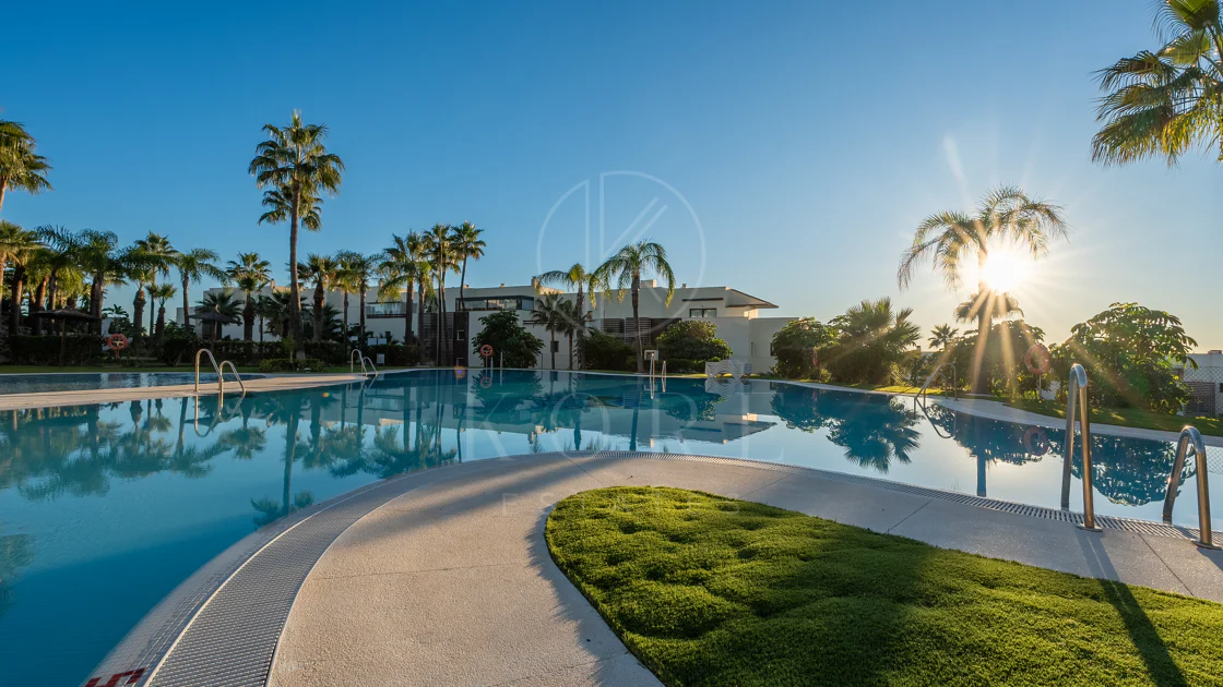 Apartamento de dos dormitorios con vistas panorámicas al golf y al mar en la urbanización cerrada Los Flamingos, Benahavís. Terraza de 37 m², 2 plazas de aparcamiento, 2 trasteros — y un historial probado de alquiler con más de 40.000 € brutos al año.