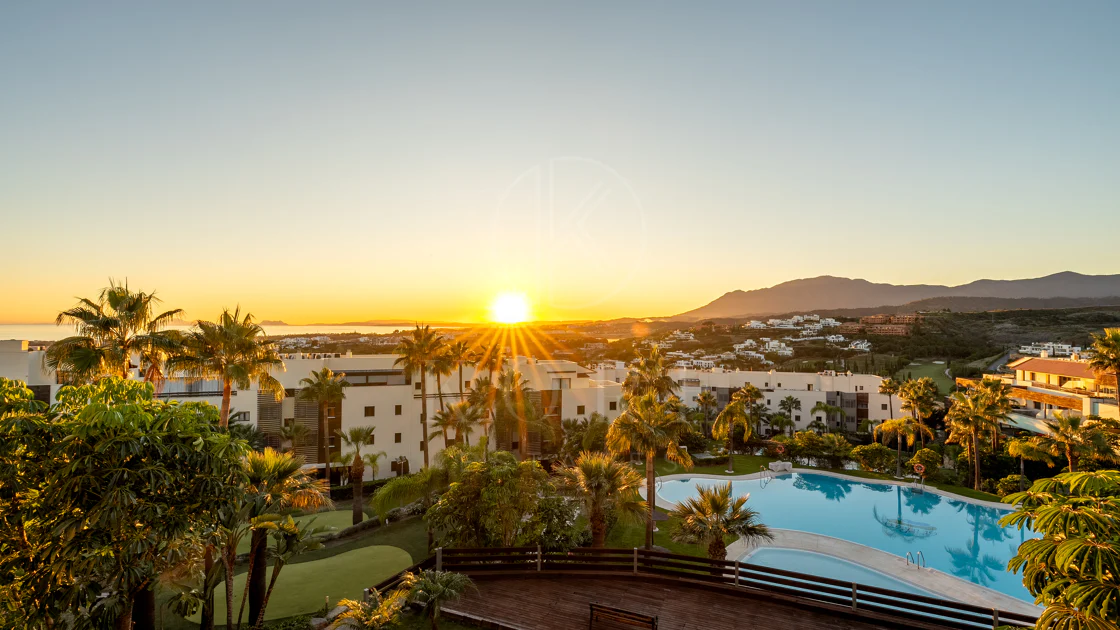 Apartamento de dos dormitorios con vistas panorámicas al golf y al mar en la urbanización cerrada Los Flamingos, Benahavís. Terraza de 37 m², 2 plazas de aparcamiento, 2 trasteros — y un historial probado de alquiler con más de 40.000 € brutos al año.