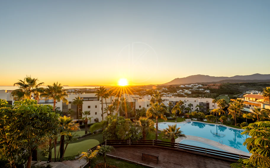 Apartamento de dos dormitorios con vistas panorámicas al golf y al mar en la urbanización cerrada Los Flamingos, Benahavís. Terraza de 37 m², 2 plazas de aparcamiento, 2 trasteros — y un historial probado de alquiler con más de 40.000 € brutos al año.