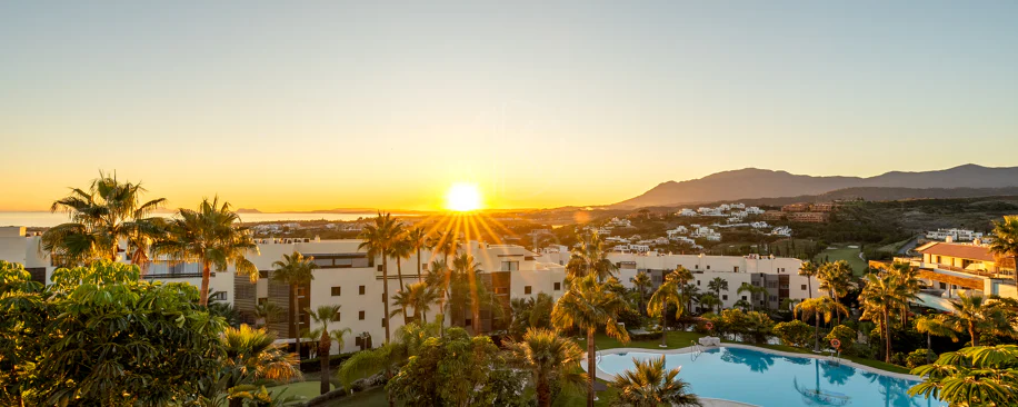Apartamento de dos dormitorios con vistas panorámicas al golf y al mar en la urbanización cerrada Los Flamingos, Benahavís. Terraza de 37 m², 2 plazas de aparcamiento, 2 trasteros — y un historial probado de alquiler con más de 40.000 € brutos al año.