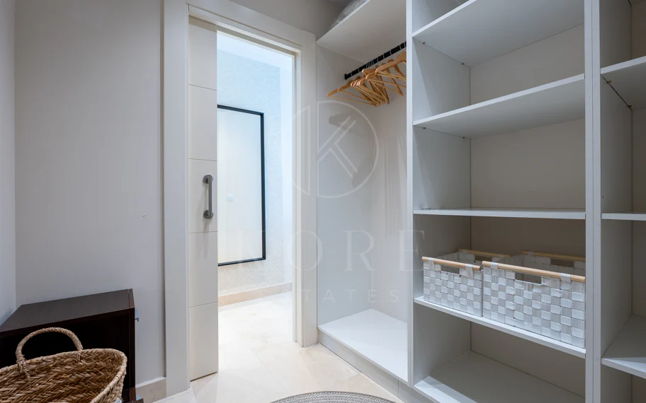 Apartamento de dos dormitorios con vistas panorámicas al golf y al mar en la urbanización cerrada Los Flamingos, Benahavís. Terraza de 37 m², 2 plazas de aparcamiento, 2 trasteros — y un historial probado de alquiler con más de 40.000 € brutos al año.