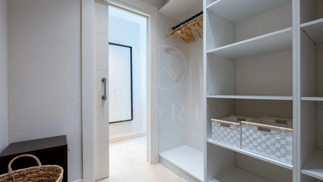 Apartamento de dos dormitorios con vistas panorámicas al golf y al mar en la urbanización cerrada Los Flamingos, Benahavís. Terraza de 37 m², 2 plazas de aparcamiento, 2 trasteros — y un historial probado de alquiler con más de 40.000 € brutos al año.