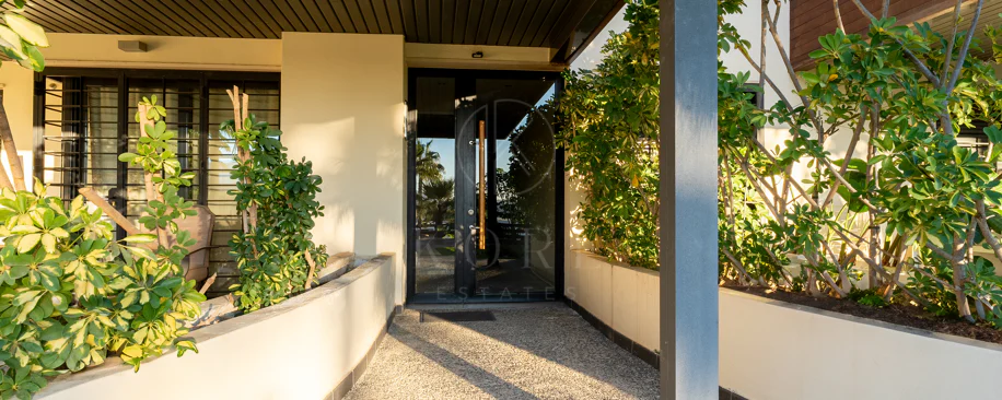 Apartamento de dos dormitorios con vistas panorámicas al golf y al mar en la urbanización cerrada Los Flamingos, Benahavís. Terraza de 37 m², 2 plazas de aparcamiento, 2 trasteros — y un historial probado de alquiler con más de 40.000 € brutos al año.