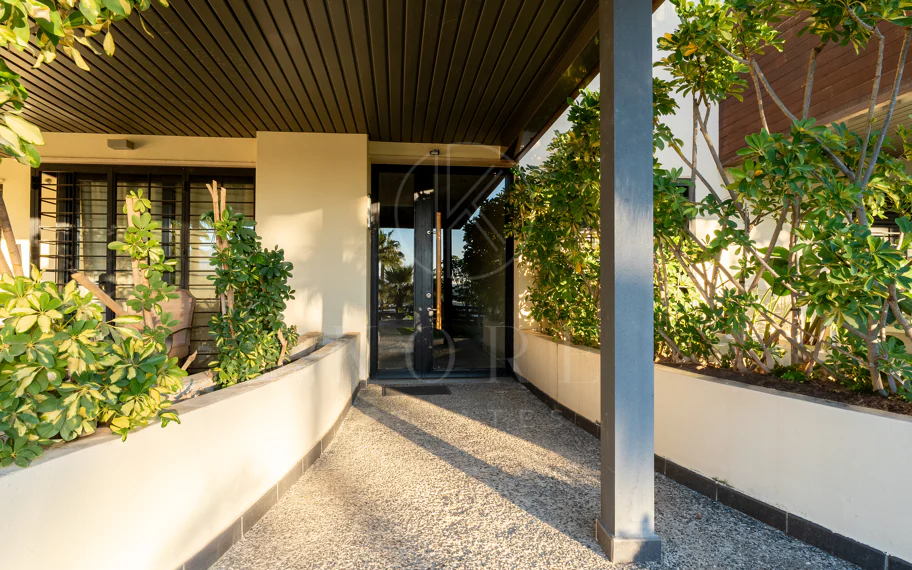 Apartamento de dos dormitorios con vistas panorámicas al golf y al mar en la urbanización cerrada Los Flamingos, Benahavís. Terraza de 37 m², 2 plazas de aparcamiento, 2 trasteros — y un historial probado de alquiler con más de 40.000 € brutos al año.