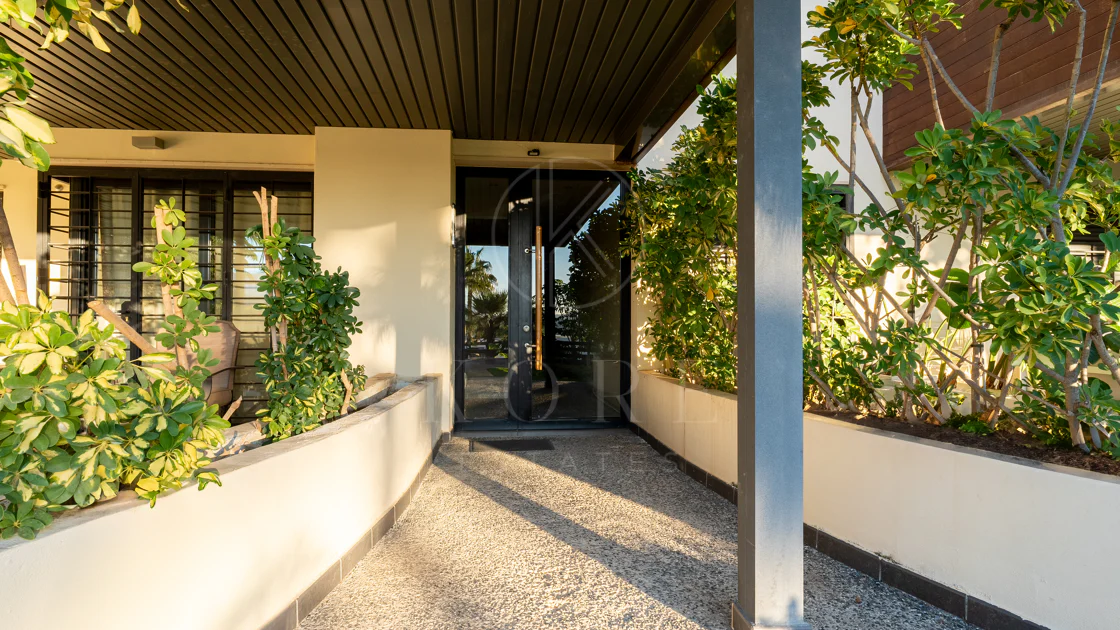 Apartamento de dos dormitorios con vistas panorámicas al golf y al mar en la urbanización cerrada Los Flamingos, Benahavís. Terraza de 37 m², 2 plazas de aparcamiento, 2 trasteros — y un historial probado de alquiler con más de 40.000 € brutos al año.