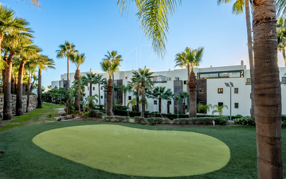 Apartamento de dos dormitorios con vistas panorámicas al golf y al mar en la urbanización cerrada Los Flamingos, Benahavís. Terraza de 37 m², 2 plazas de aparcamiento, 2 trasteros — y un historial probado de alquiler con más de 40.000 € brutos al año.