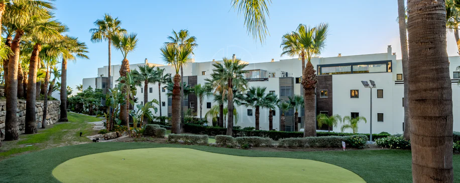 Apartamento de dos dormitorios con vistas panorámicas al golf y al mar en la urbanización cerrada Los Flamingos, Benahavís. Terraza de 37 m², 2 plazas de aparcamiento, 2 trasteros — y un historial probado de alquiler con más de 40.000 € brutos al año.