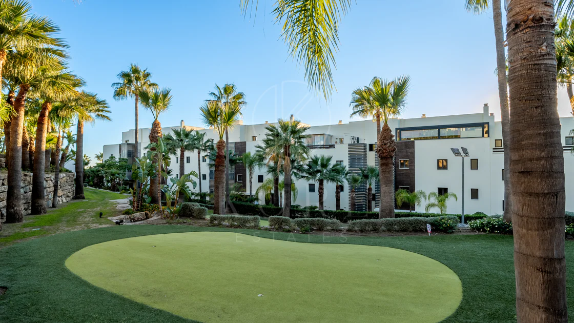 Apartamento de dos dormitorios con vistas panorámicas al golf y al mar en la urbanización cerrada Los Flamingos, Benahavís. Terraza de 37 m², 2 plazas de aparcamiento, 2 trasteros — y un historial probado de alquiler con más de 40.000 € brutos al año.