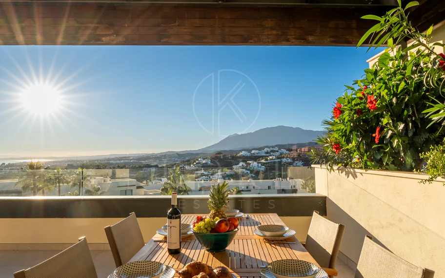 Apartamento de dos dormitorios con vistas panorámicas al golf y al mar en la urbanización cerrada Los Flamingos, Benahavís. Terraza de 37 m², 2 plazas de aparcamiento, 2 trasteros — y un historial probado de alquiler con más de 40.000 € brutos al año.