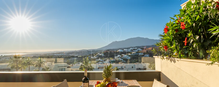 Apartamento de dos dormitorios con vistas panorámicas al golf y al mar en la urbanización cerrada Los Flamingos, Benahavís. Terraza de 37 m², 2 plazas de aparcamiento, 2 trasteros — y un historial probado de alquiler con más de 40.000 € brutos al año.